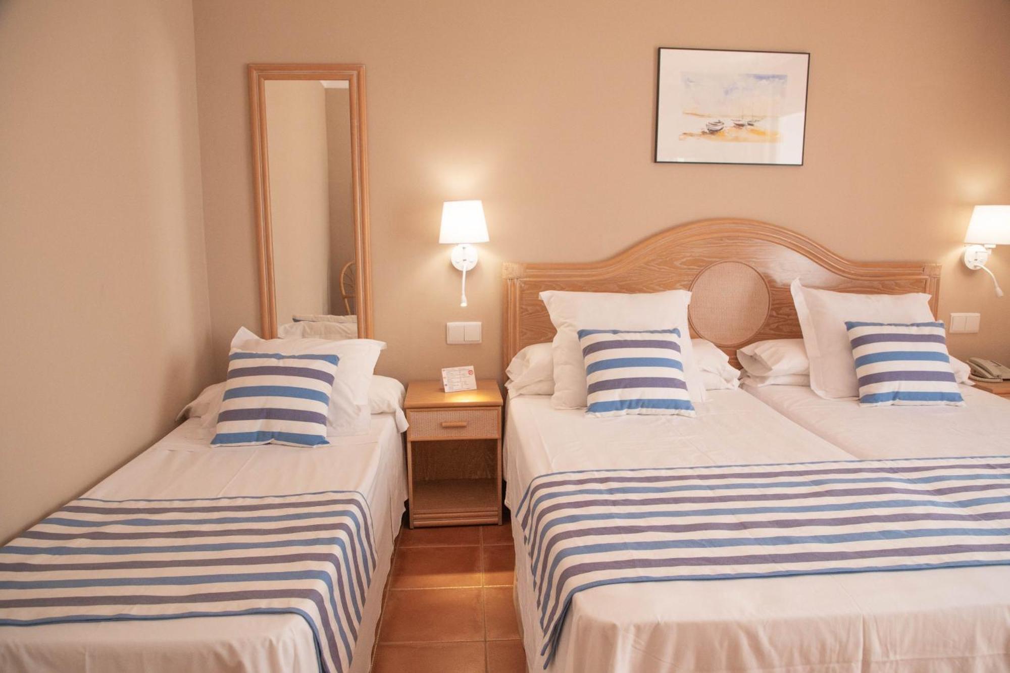 Dwo Les Palmeres Calella Esterno foto